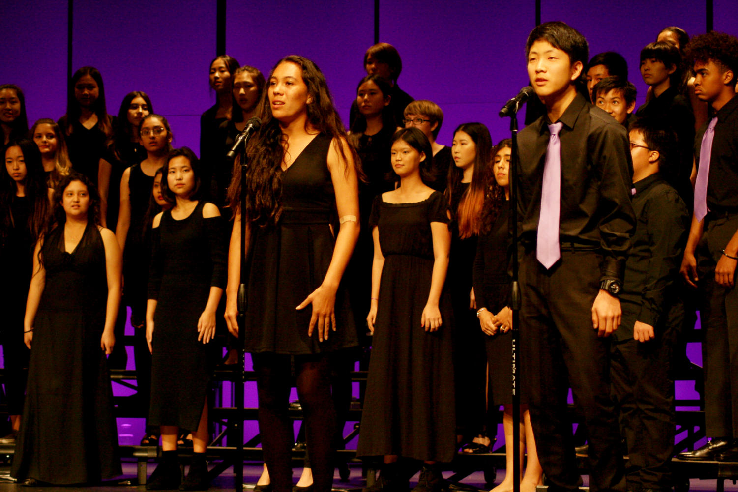 Sophomore Kylie Palacio and freshman Justin Kim perform the second solo of “Oye”, the last song of the festival, in Spanish. Though there was a mike issue, both singers pushed through and kept their voices strong.