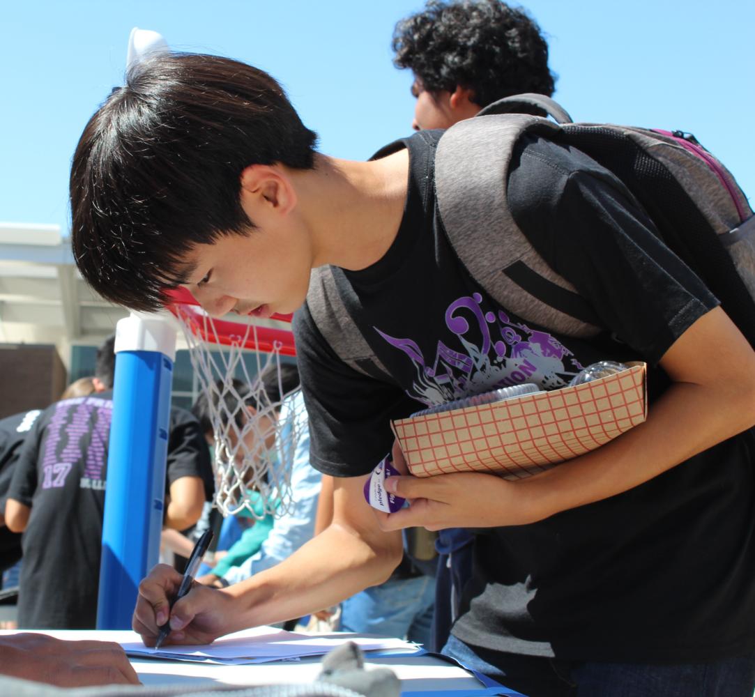 Sophomore Yunseong Jung signs up for Christian Club. 