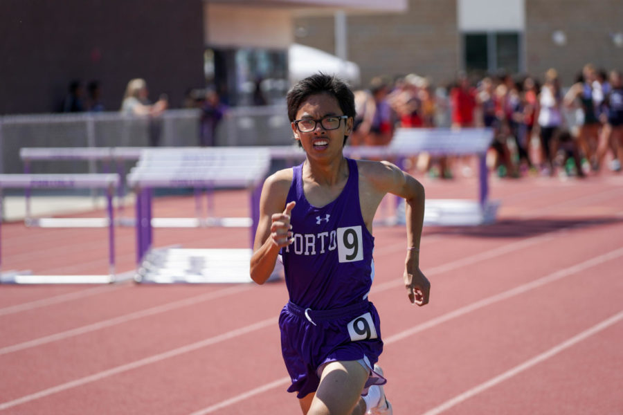 Junior Thomas Chen accelerates during his desperate sprint to the finish line during his 1600 race. Chen came in 12th in the JV category, securing the last spot in the PCL Finals. 