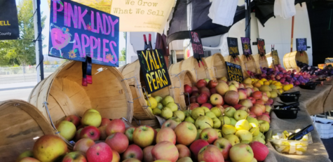 Weekly vendors at the OC Great Park market sell locally-grown fruits and vegetables and exclusive, artisan-made products. The farmers market takes place in the Great Park on Sundays from 10 a.m. to 2 p.m.  