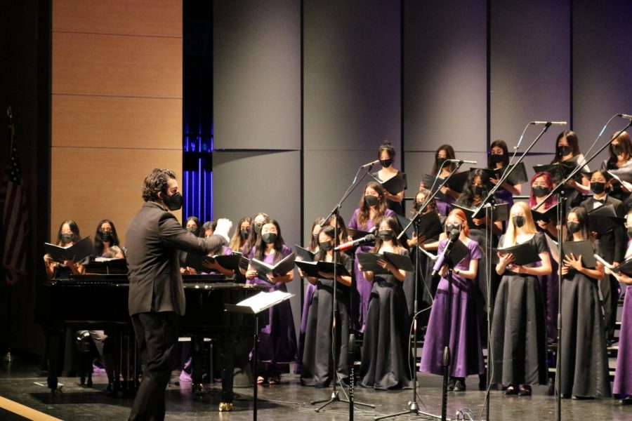Choir+director+Adrian+Rangel-Sanchez+counts+off+the+Canta+Bella+and+Portola+Singers+ensembles+as+they+perform+%E2%80%9CLead%2C+Kindly+Light%E2%80%9D+by+Howard+Goodall.+To+prepare+for+the+merge+onstage%2C+the+chorus+groups+learned+the+songs+individually+during+class+and+practiced+together+for+the+first+time+an+hour+before+the+concert+started%2C+according+to+soloist+and+sophomore+Nithila+Francis.
