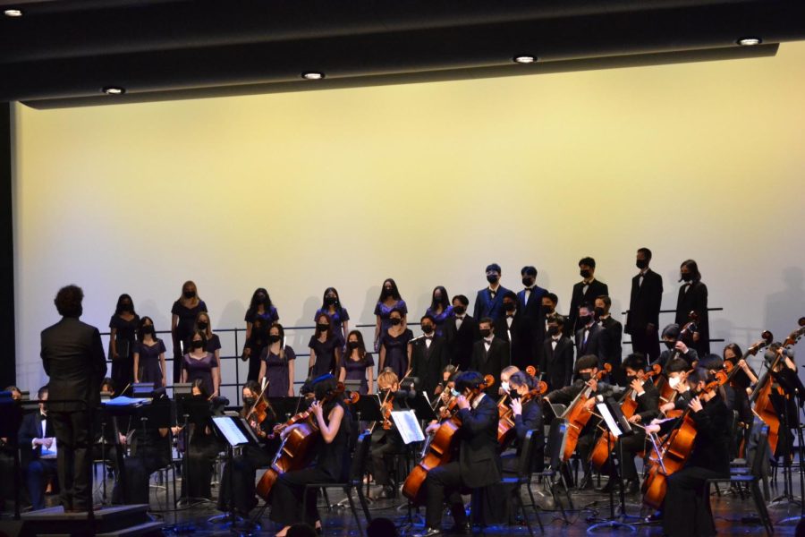 Symphonic+Orchestra+unites+with+Portola+Singers+on+stage+to+perform+George+Frideric+Handel%E2%80%99s+%E2%80%9CSinfonia%E2%80%9D+and+%E2%80%9CFor+Unto+Us+A+Child+Is+Born.%E2%80%9D+%E2%80%9C%5BChoir%5D+had+invited+us+to+play+at+their+concert+last+week%2C+and+so+this+is+sort+of+a+reciprocal+thing+where+they%E2%80%99re+going+to+come+and+sing+with+us+at+our+concert%2C%E2%80%9D+instrumental+music+teacher+Desmond+Stevens+said.