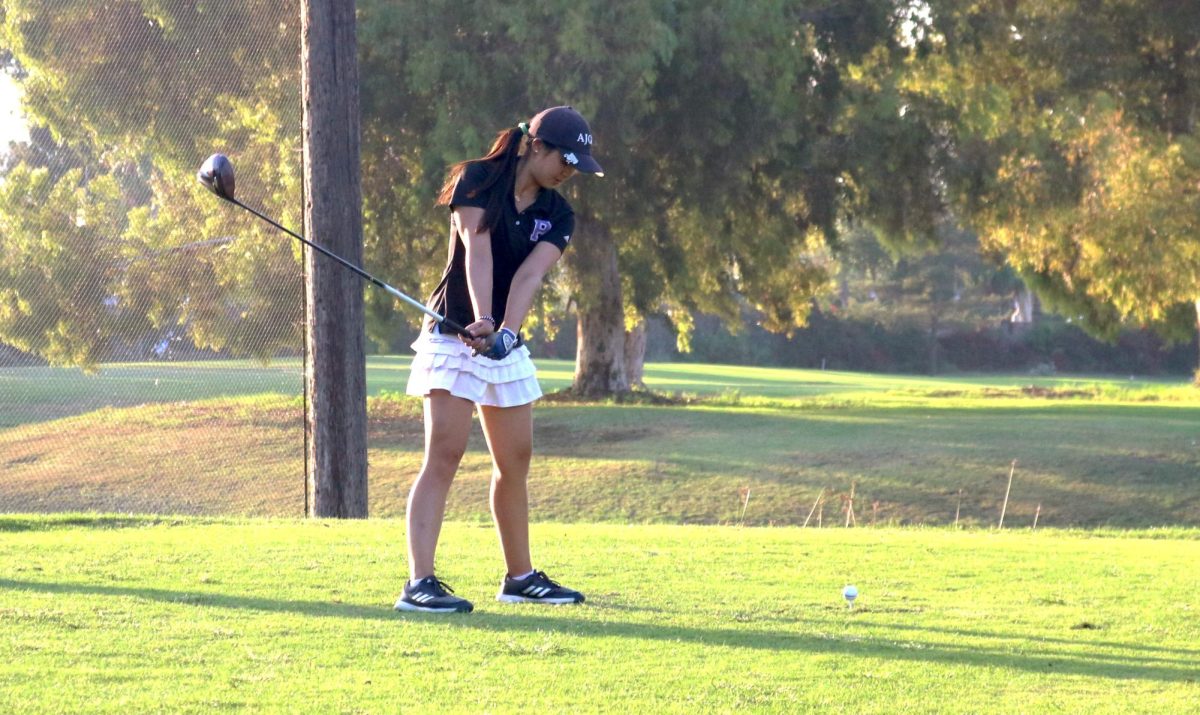 Co-captain+and+junior+Zoe+Wynn+prepares+to+hit+a+golf+ball+at+hole+5%2C+where+she+achieved+a+birdie.+