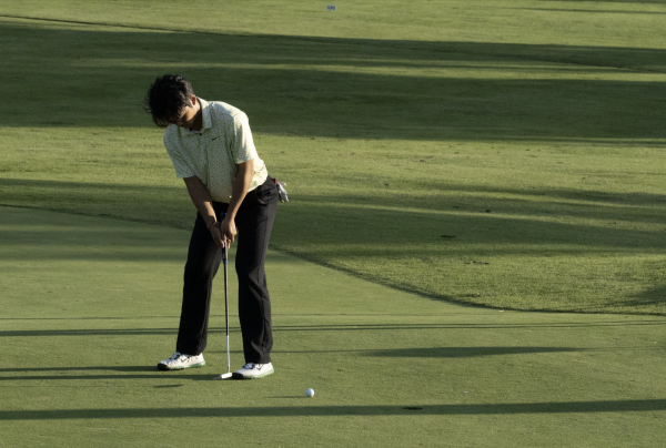 Junior Leon Yang makes a putt on hole six at Portola High’s home course, Rancho San Joaquin. Boys’ golf (6-1) won against Irvine High with a final score of 194-196 on March 21. Their next game will be against Sage Hill on April 9. 
