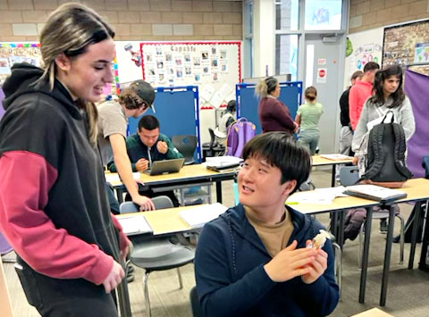 Senior Adela Tirla converses with sophomore Austin Hwang during Special Education class. “Just working with each and every one of the kids really brings out a good side to me, and I like helping the teacher,” Tirla said.
