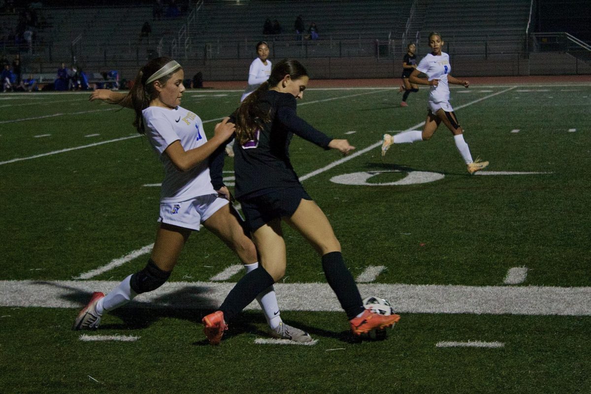 Forward and junior Autumn Bocanegra takes control of the ball during the second half of the game. To prepare for the upcoming season, the Bulldogs have been training to improve strategy and technique. “We’ve been working on a lot of offense and defense separately so that we can hone in on our positions and work together better,” midfielder and senior Elia Park said.